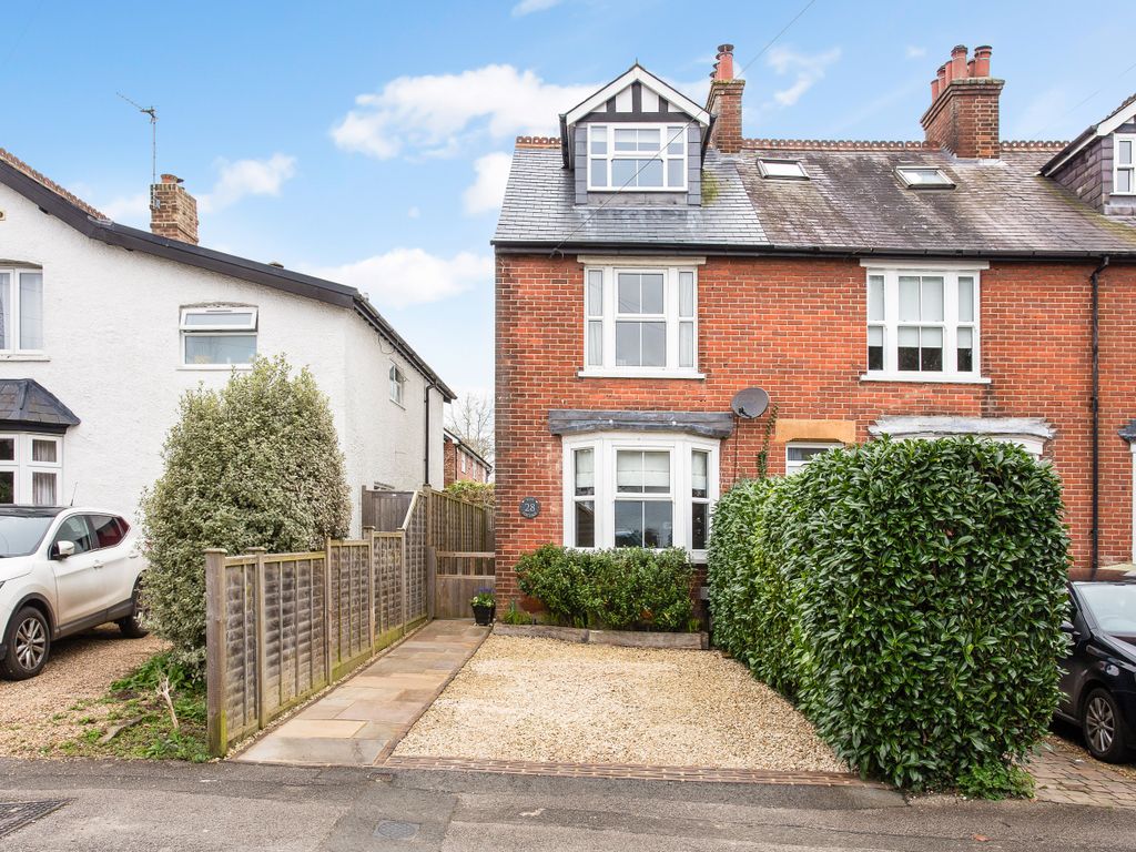 3 bed end terrace house for sale in Lexham Gardens, Amersham HP6, £