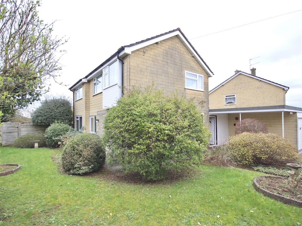 4 bed detached house for sale in Conway Road, Chippenham SN14, £395,000