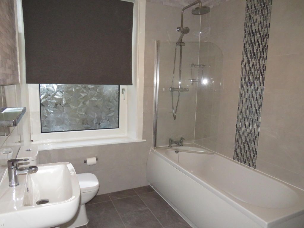 2 bed terraced house to rent in Mile Cross Place, Halifax HX1, £600 pcm