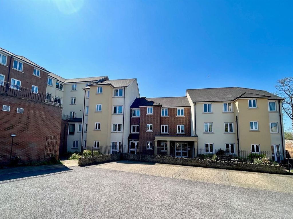1 bed flat for sale in Castle Lodge, Gladstone Road, Chippenham SN15, £150,000 Zoopla