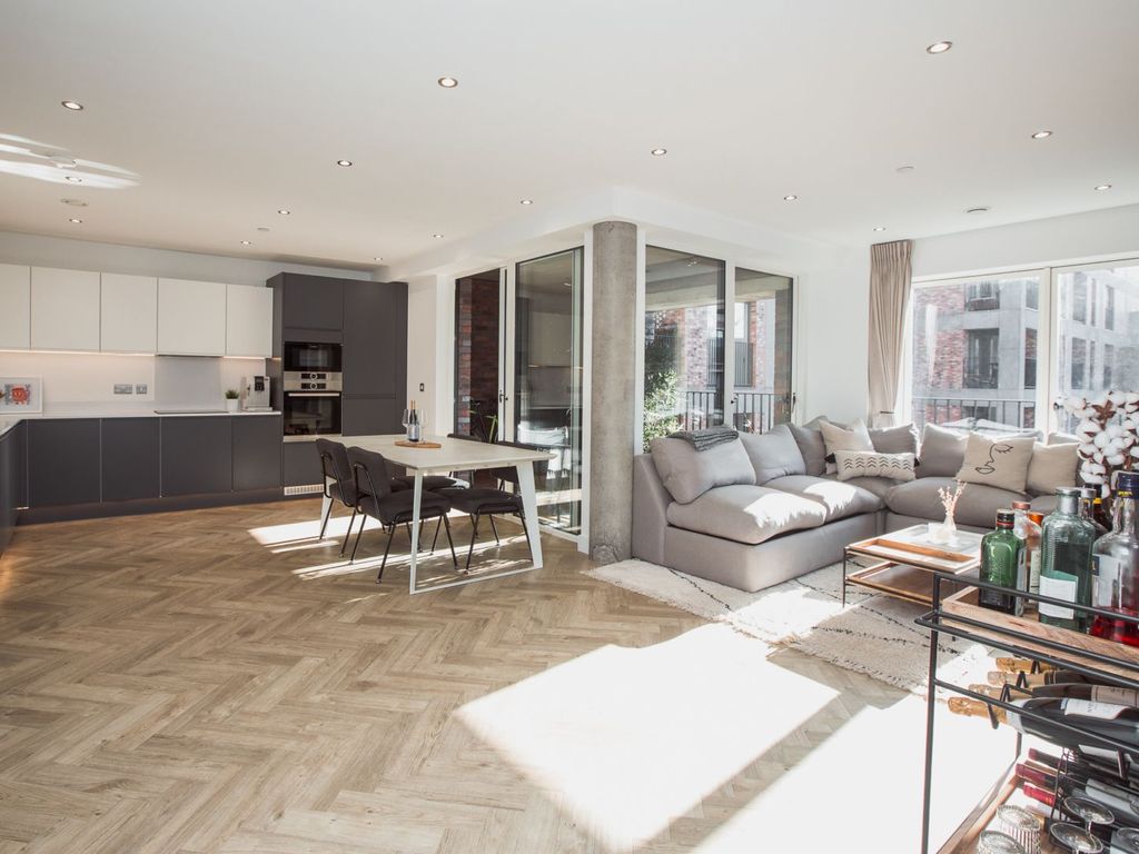 17 Rookwood Way, London E3  