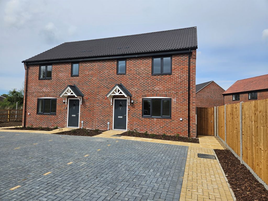 3 bed semidetached house for sale in Lavender Road, Wymondham NR18, £