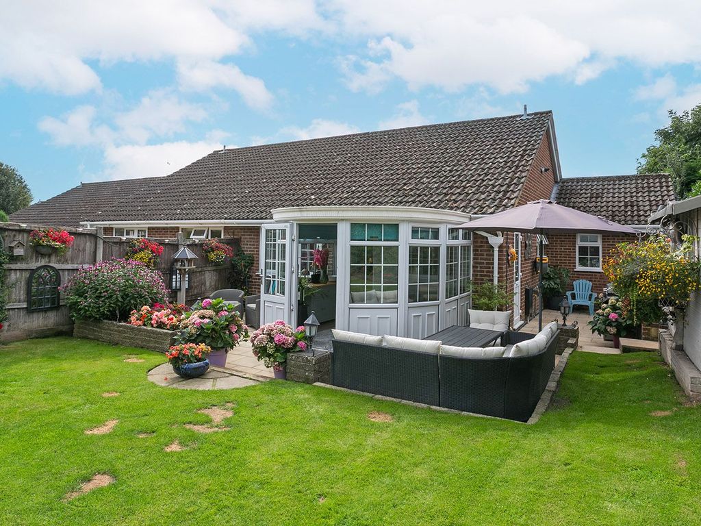 2 bed semidetached bungalow for sale in Beverley Gardens, Cranbrook