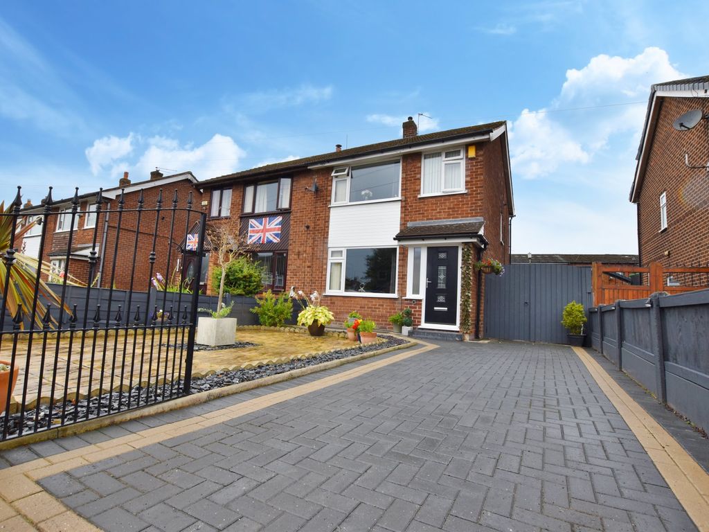 3 bed semidetached house for sale in Cemetery Road North, Swinton