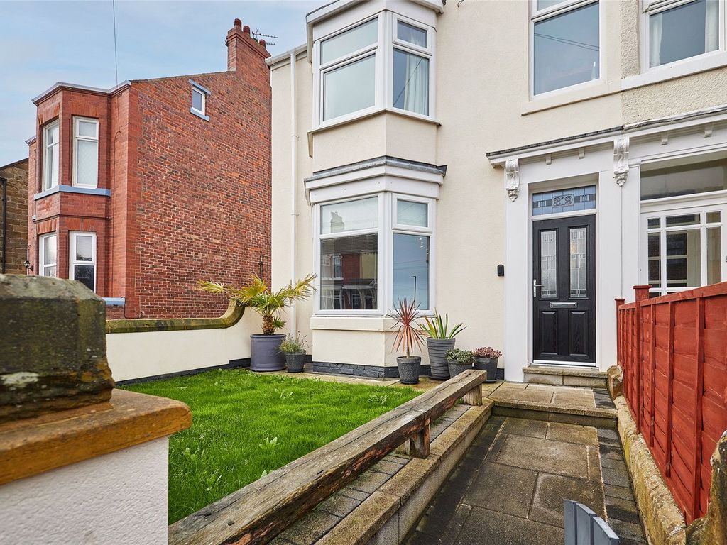 3 bed end terrace house for sale in High Street, MarskeByTheSea