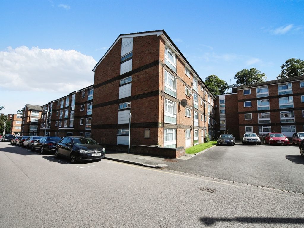 2 bed flat for sale in Brook Street, Luton LU3, £180,000 - Zoopla