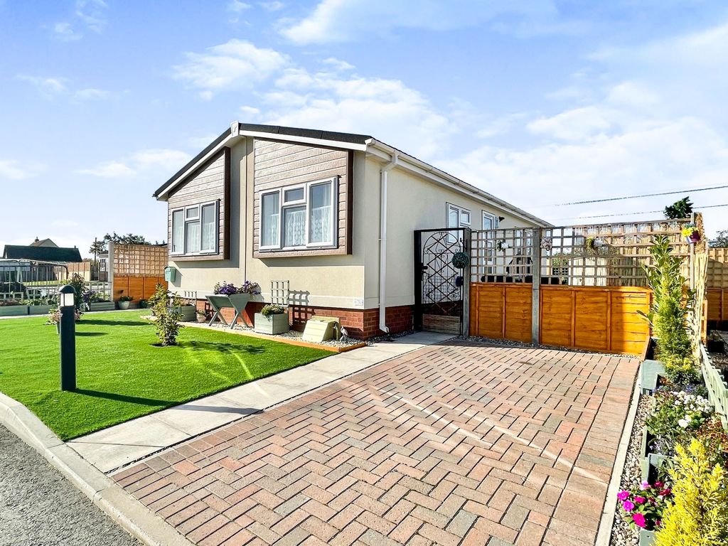 2 bed mobile/park home for sale in Bedwell Park, Witchford, Ely CB6