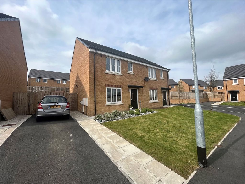 3 bed semidetached house for sale in Quarry Lane, Illingworth, Halifax