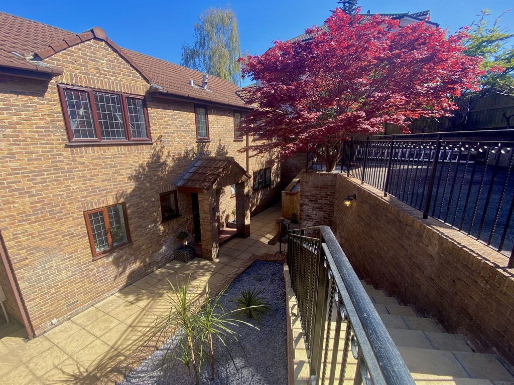 4 bed detached house to rent in Maypole Square, Church Road, Hanham