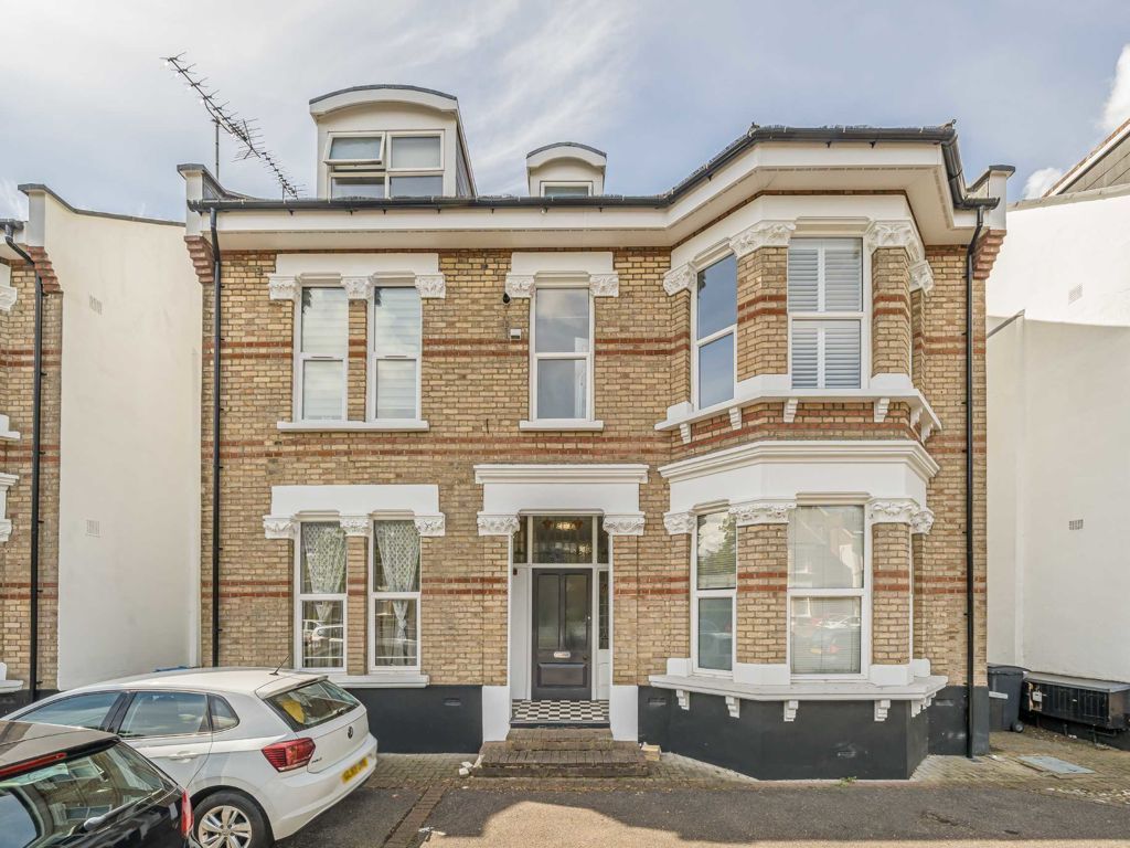 2 bed flat for sale in The Avenue, Berrylands, Surbiton KT5, £425,000