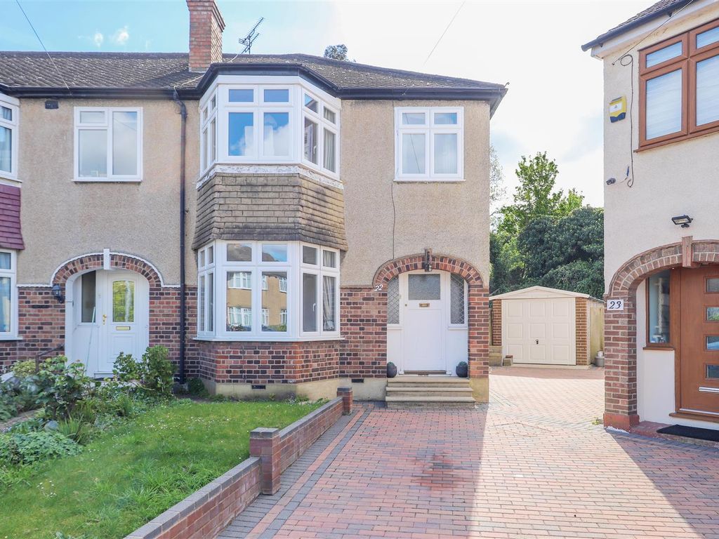 3 bed end terrace house for sale in Cotswold Close, Uxbridge UB8, £