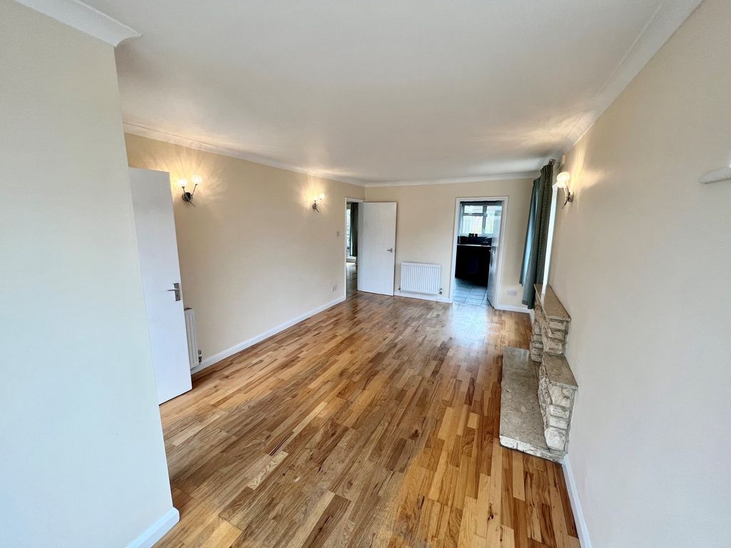 4 bed detached bungalow to rent in Quakers Way, Fairlands, Guildford