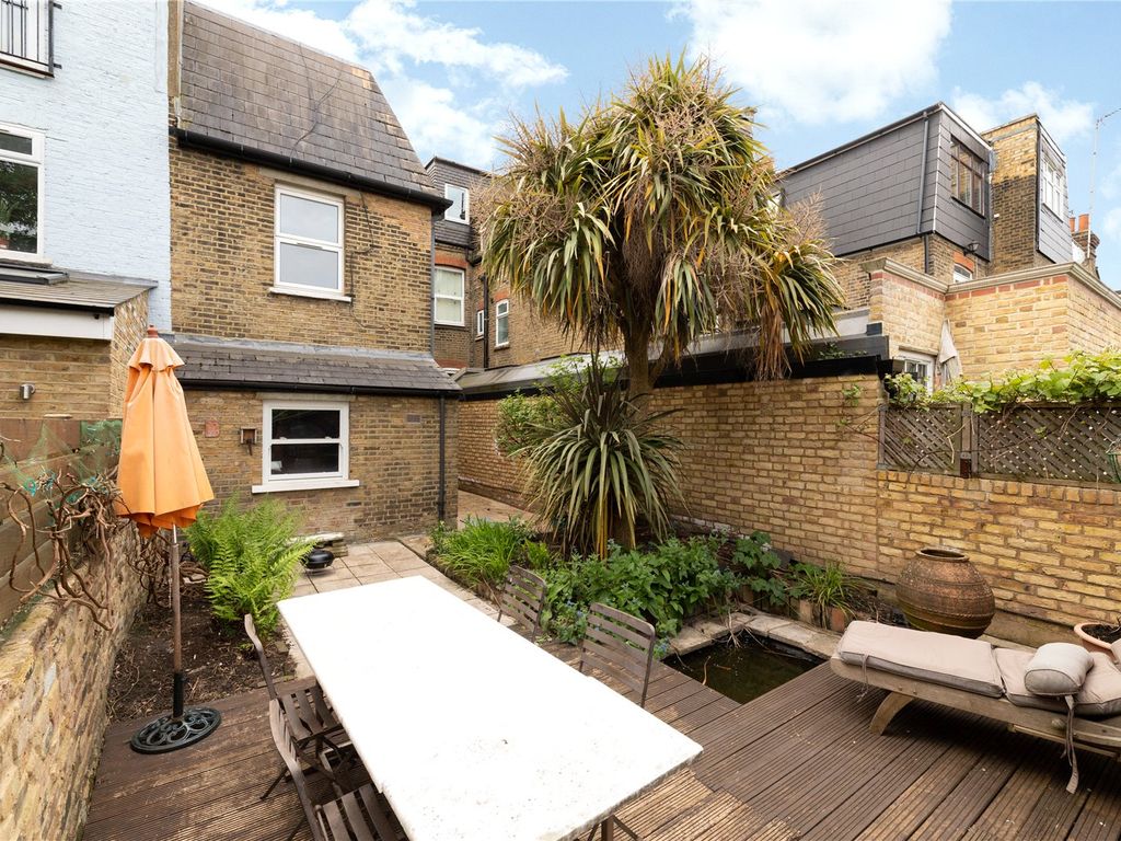 2 bed flat for sale in Lower Richmond Road, West Putney SW15, £575,000