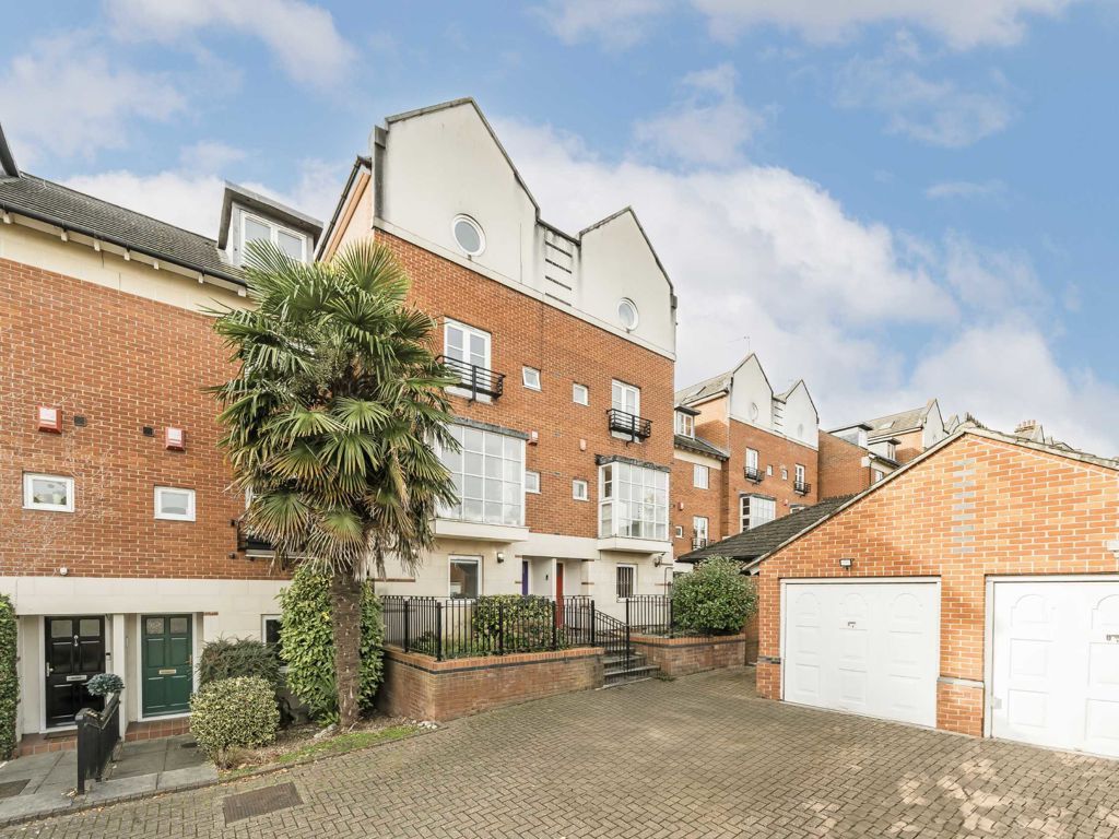 6 bed semidetached house for sale in Alexandra Park Road, London N22