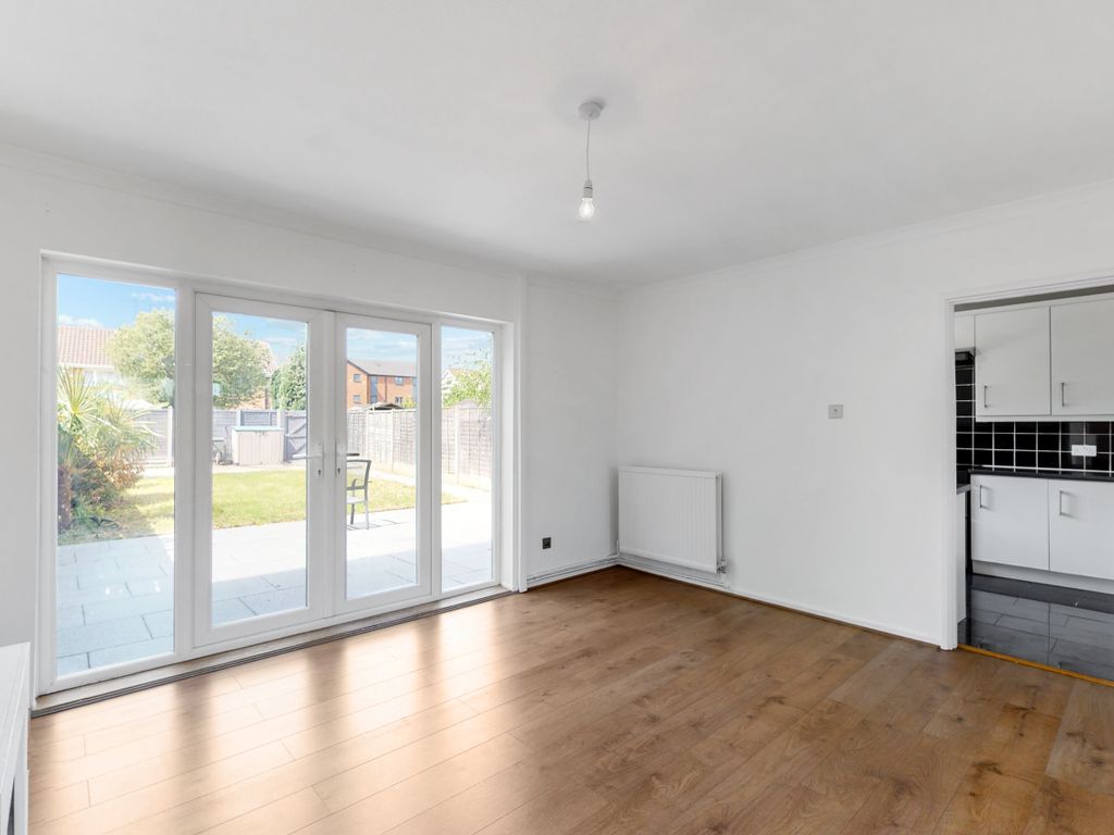 3 bed terraced house to rent in Sewardstone Road, Waltham Abbey EN9