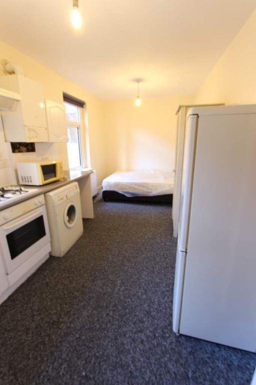 1 bed flat to rent in North End Road, London W14, £800 pcm Zoopla