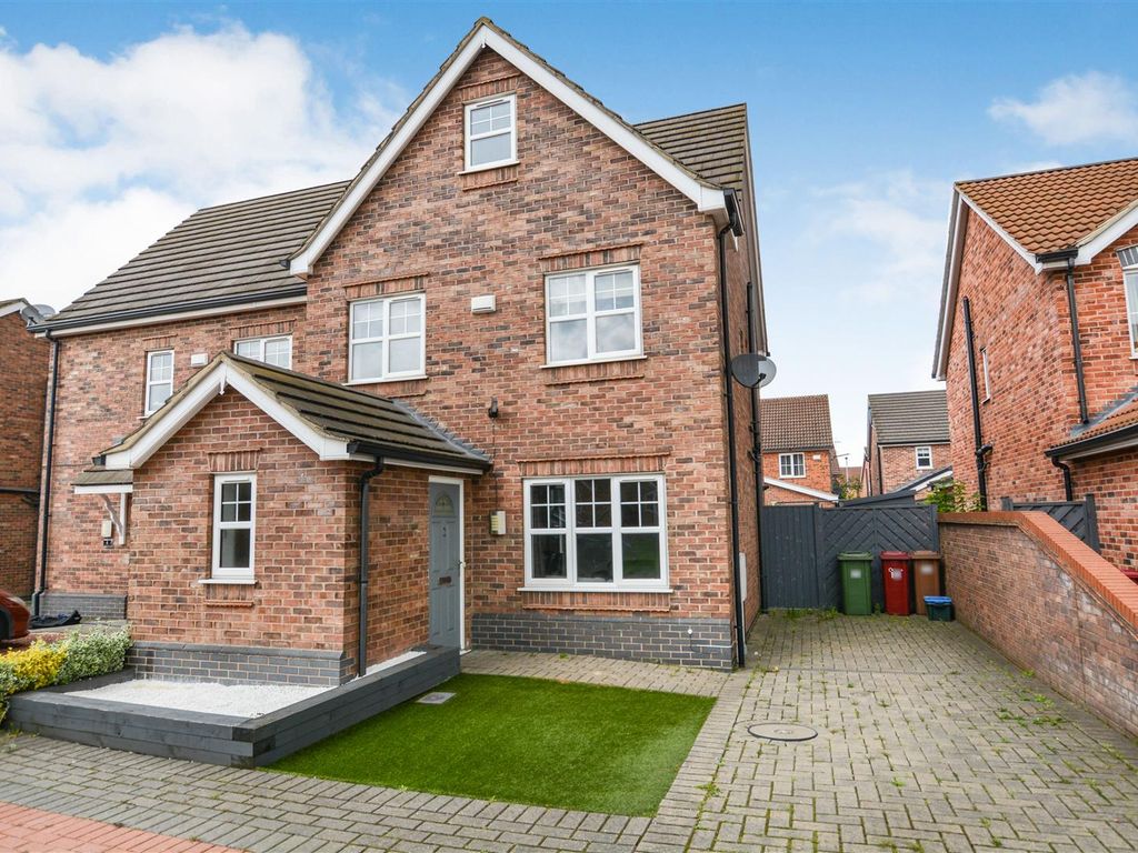 4 bed semidetached house for sale in Garsdale Close, Scunthorpe DN16
