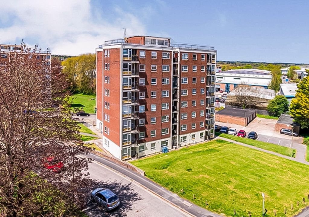 3 bed flat to rent in Craddock House, Winnall Manor Road, Winchester