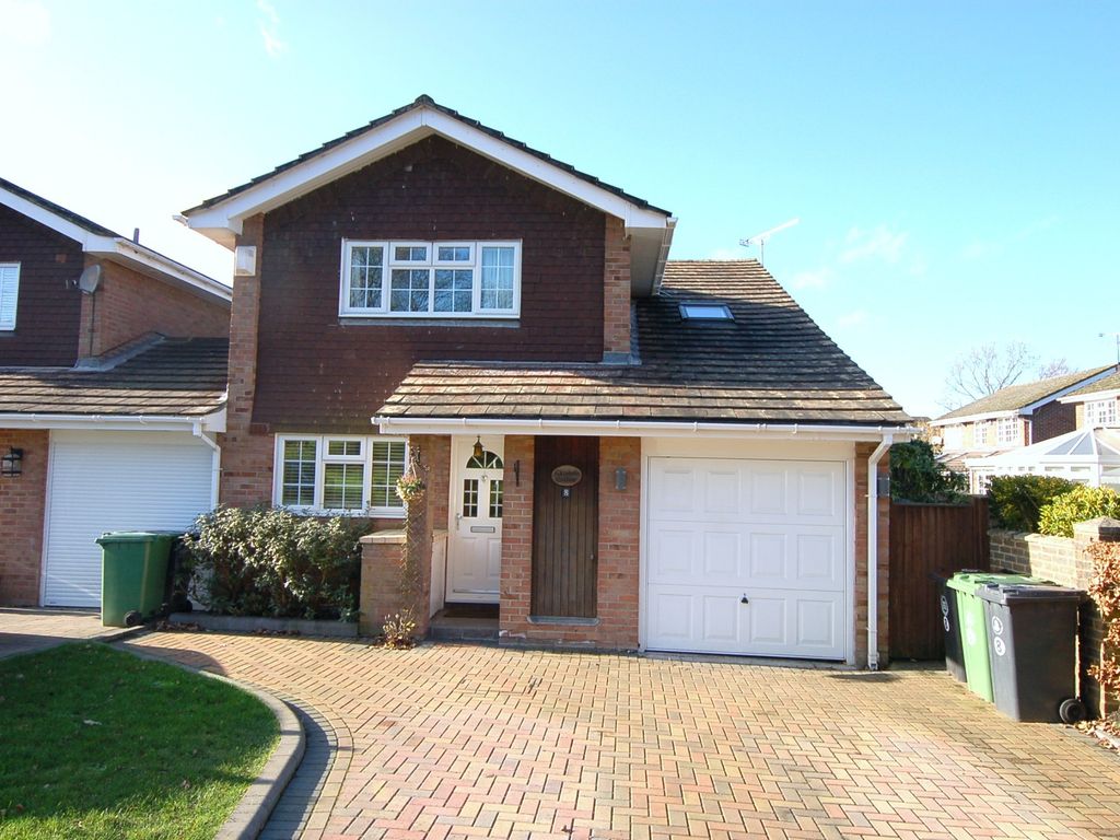 4 bed linkdetached house for sale in Elizabeth Avenue, Bagshot GU19, £