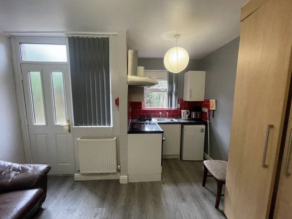 Room to rent in Shrewsbury Road, Bolton BL1, £400 pcm Zoopla