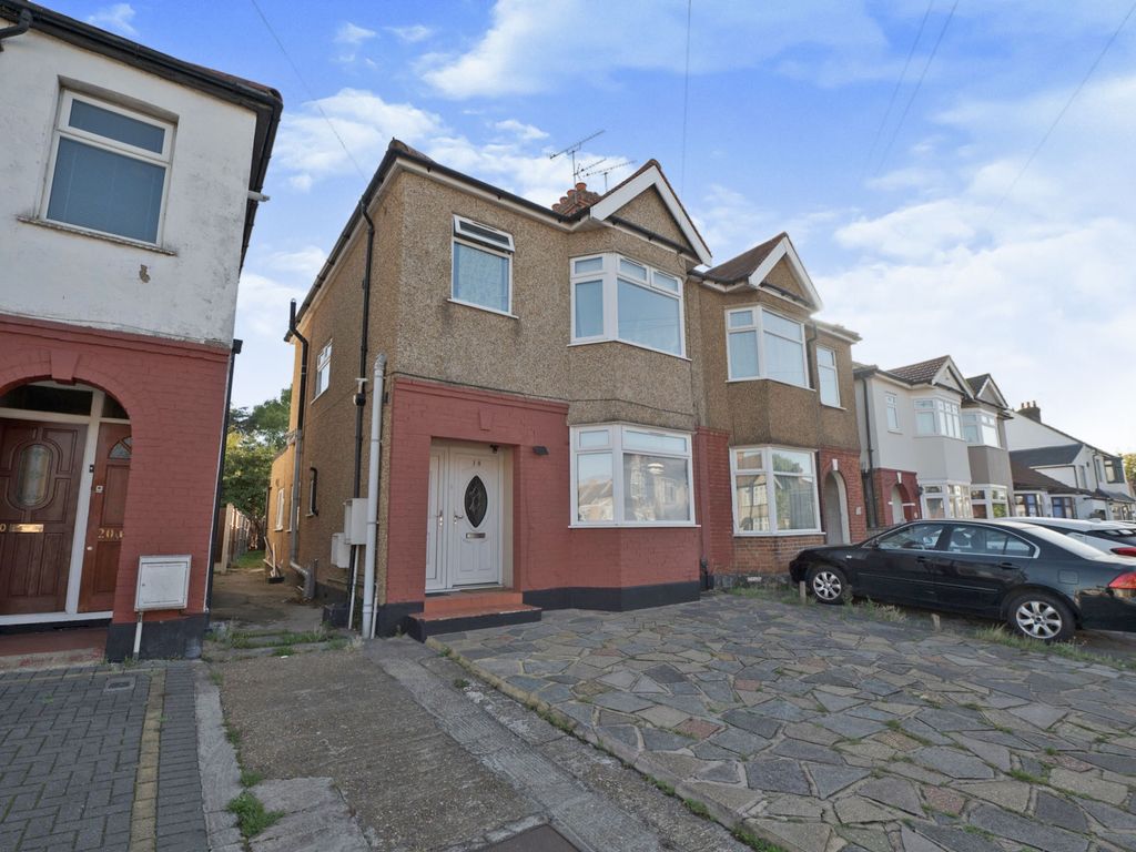 1 bed for sale in Havering Road, Rise Park, Romford, Havering RM1 Zoopla