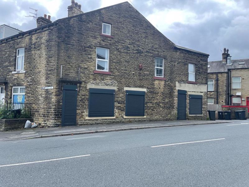 3 bed flat to rent in Hollybank Road, Great Horton, Bradford BD7, £695