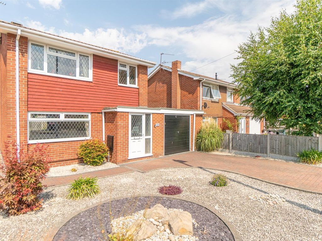 3 bed detached house for sale in Park Road East, Calverton, Nottingham