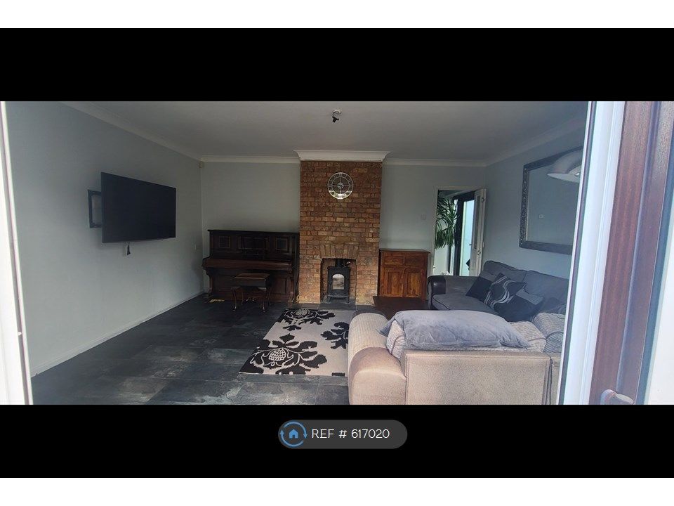 3 bed detached house to rent in Mill Road, Aveley, South Ockendon RM15