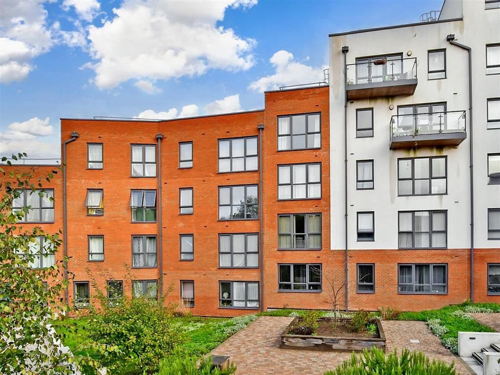 1 bed flat for sale in West Green Drive, West Green, Crawley, West