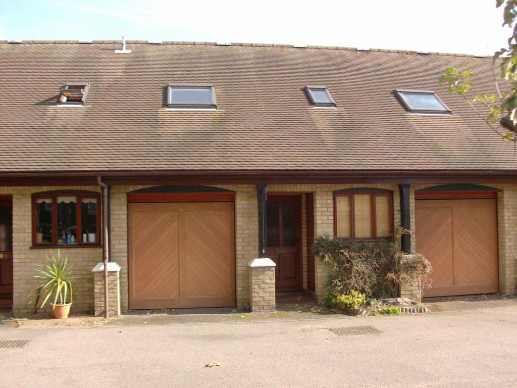 2 bed terraced house to rent in Rampleys Lane, Little Paxton PE19, £975