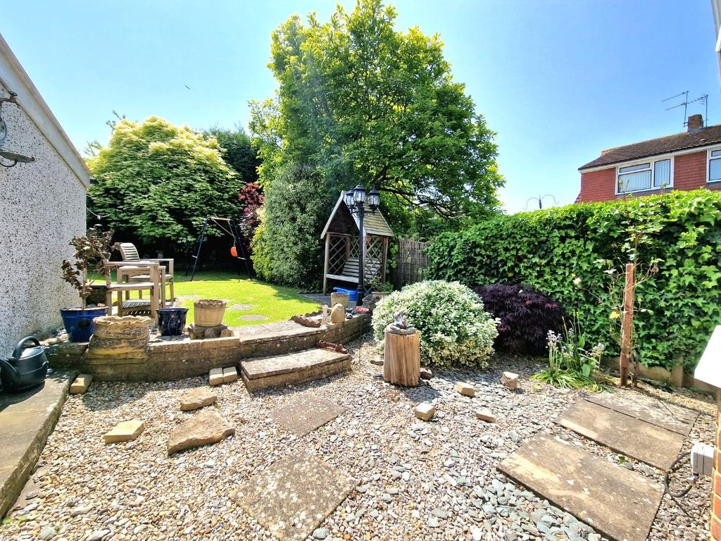 3 bed semidetached house for sale in Warman Close, Stockwood, Bristol