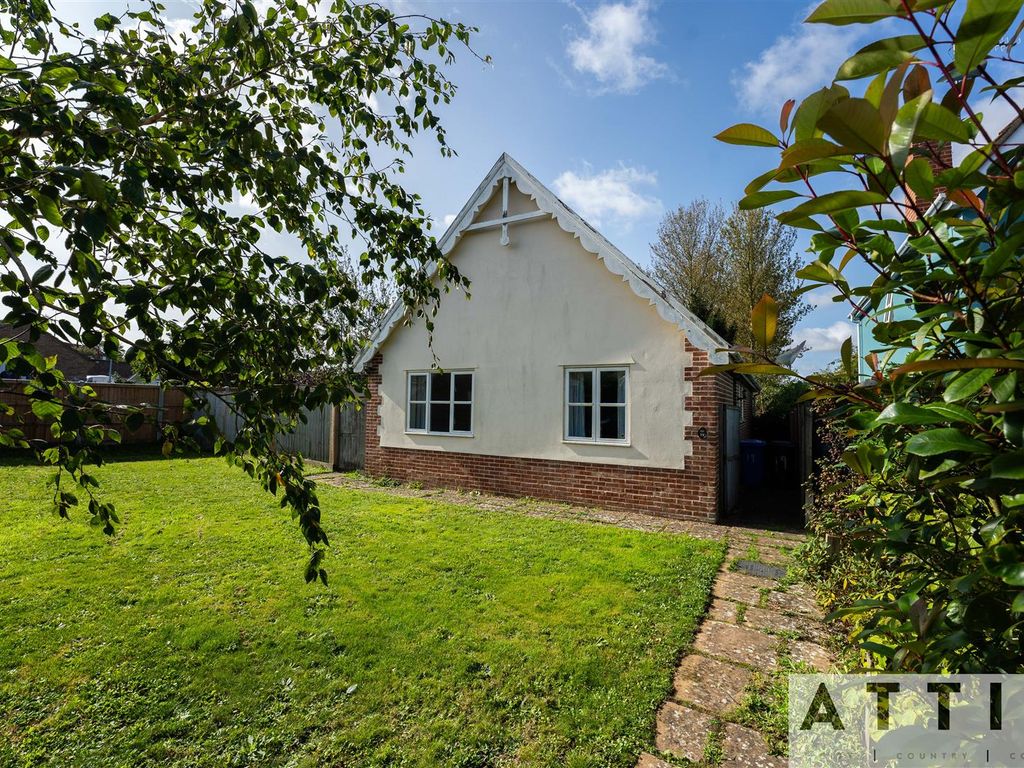 3 bed detached bungalow for sale in Roman Way, Halesworth IP19, £