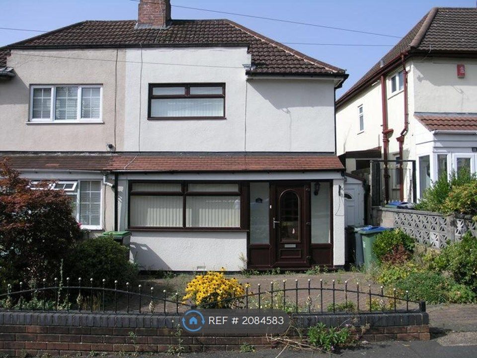 3 bed semidetached house to rent in Kenilworth Road, Oldbury B68, £