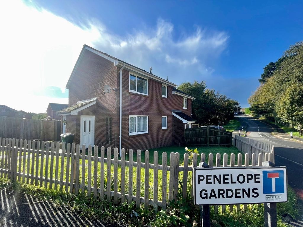 1 bed terraced house for sale in Penelope Gardens, Bursledon