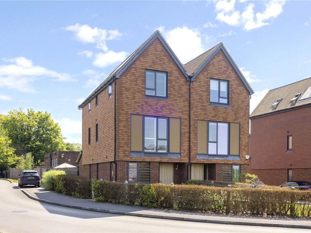 4 bed semidetached house for sale in Sycamore Avenue, Godalming