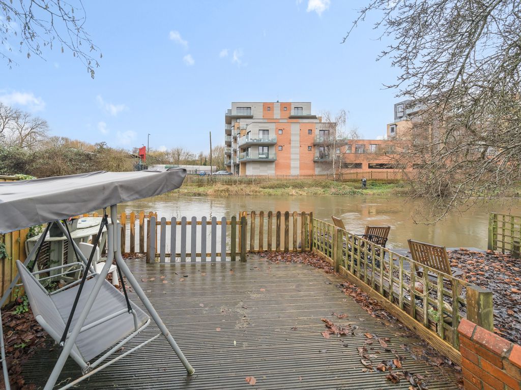 3 bed terraced house for sale in Elgar Road, Reading, Berkshire RG2