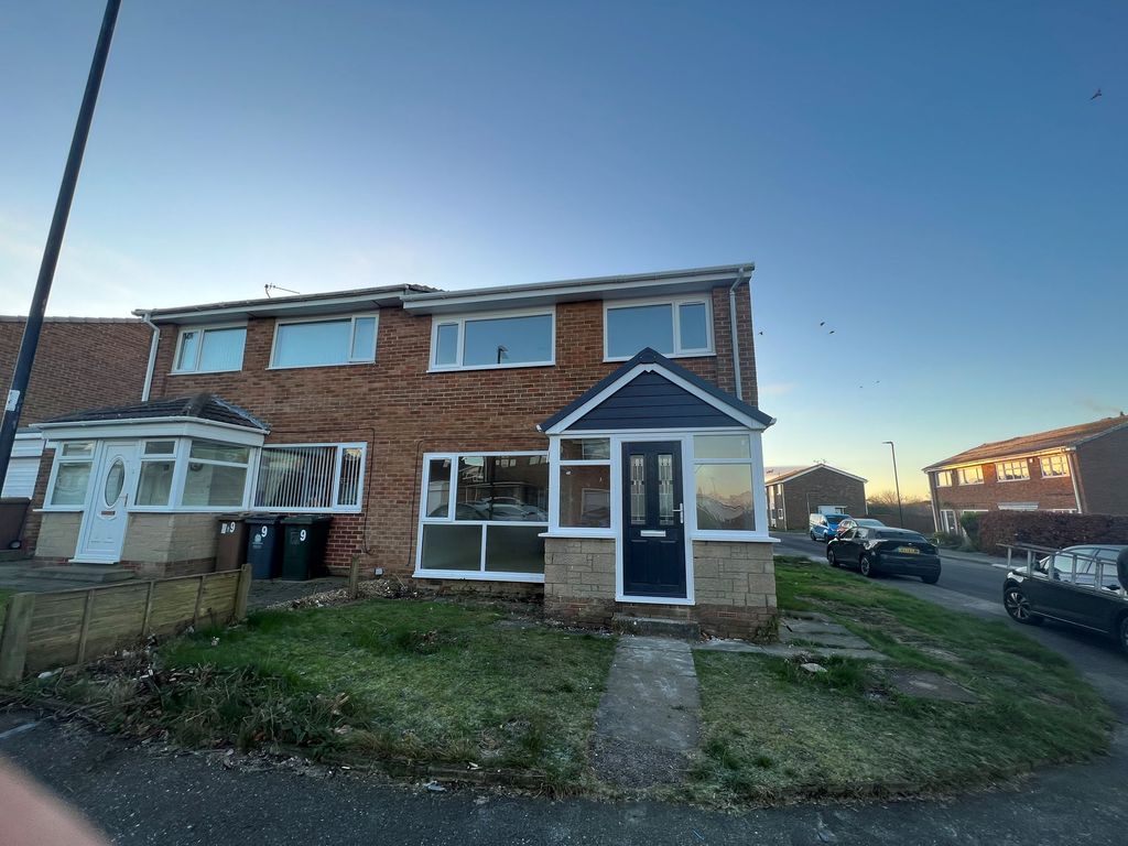 3 bed semidetached house to rent in Agincourt, Killingworth, Newcastle