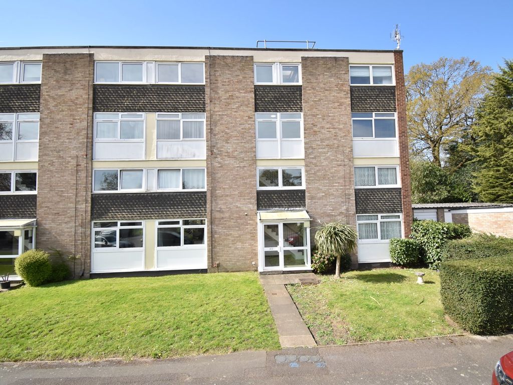 3 bed flat for sale in St Vincent Road, WaltonOnThames KT12, £335,000