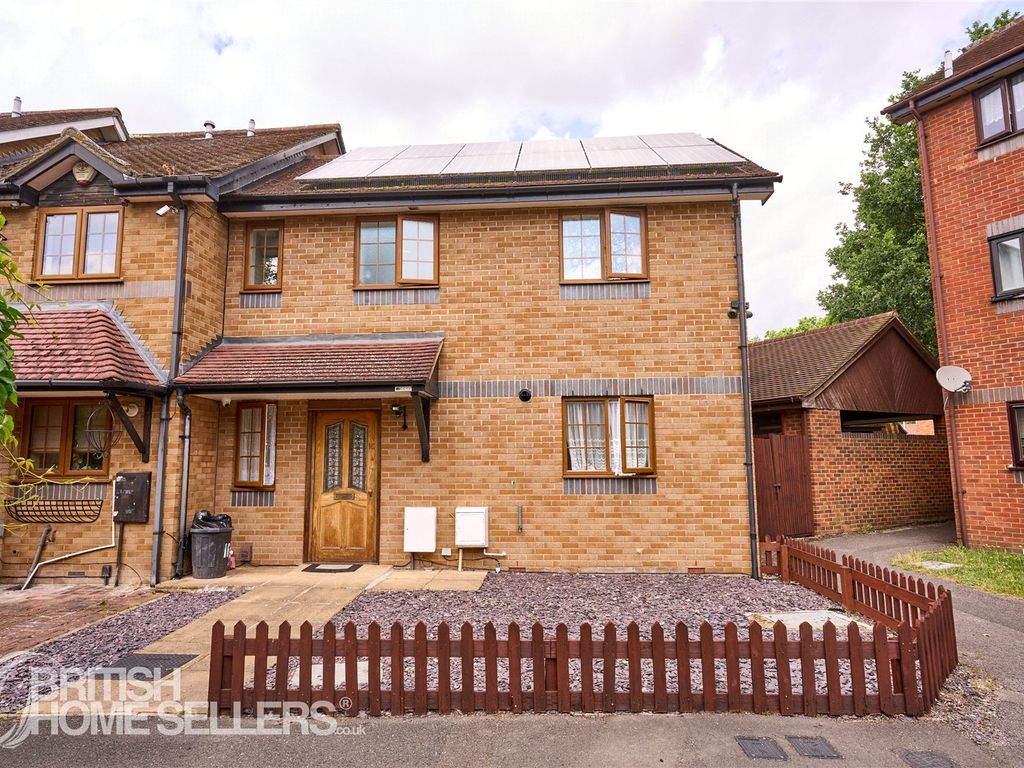 4 bed semidetached house for sale in Willenhall Drive, Hayes UB3, £
