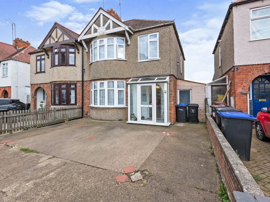 3 bed semidetached house for sale in Whitehills Way, Kingsthorpe