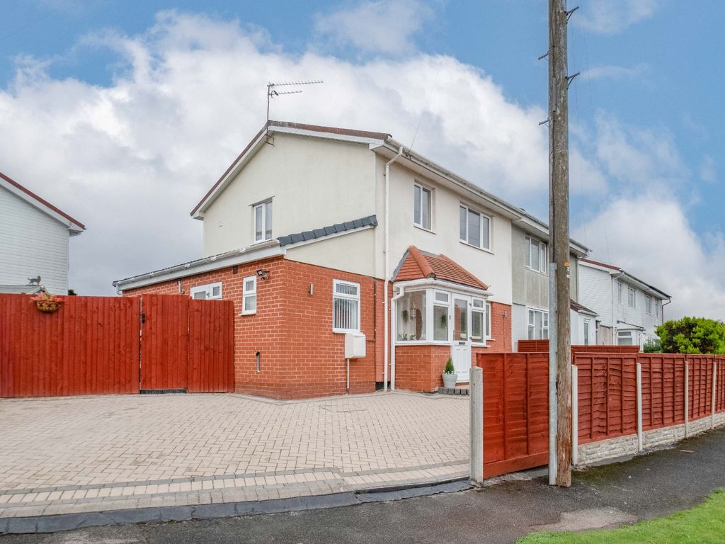 3 bed semidetached house for sale in Greenfields, Redditch