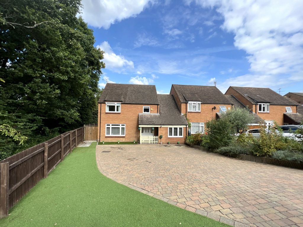 5 bed linkdetached house for sale in Peddlars Grove, Yateley