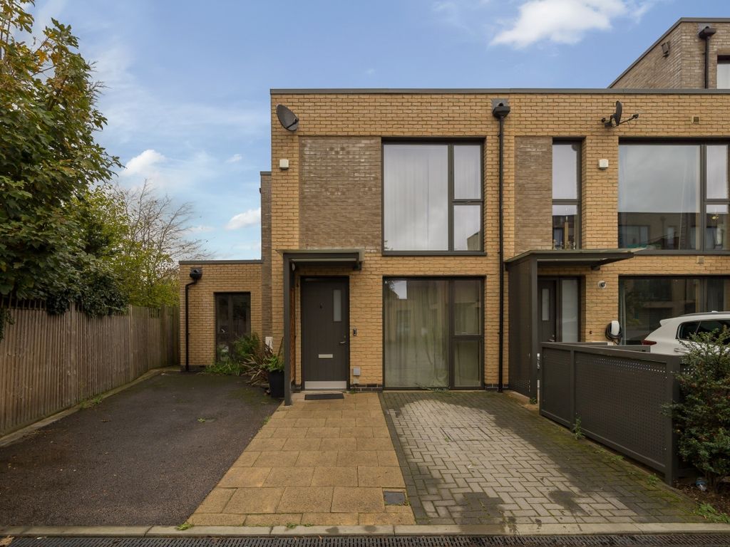 3 bed end terrace house for sale in Storer Drive, Welling DA16, £575,000 Zoopla
