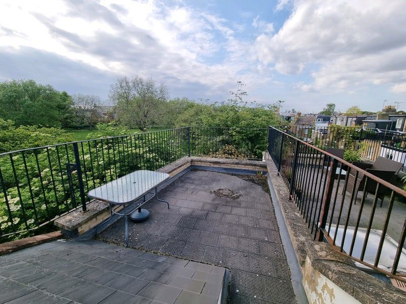 2 bed semidetached house to rent in Wendell Road, Bedford Park, London