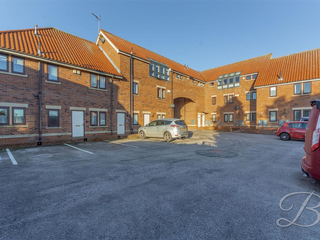 2 bed flat for sale in West Lane, Edwinstowe, Mansfield NG21, £195,000