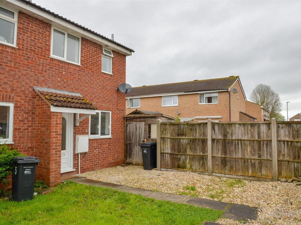 2 bed end terrace house to rent in St. Pauls Court, Bridgwater TA6, £
