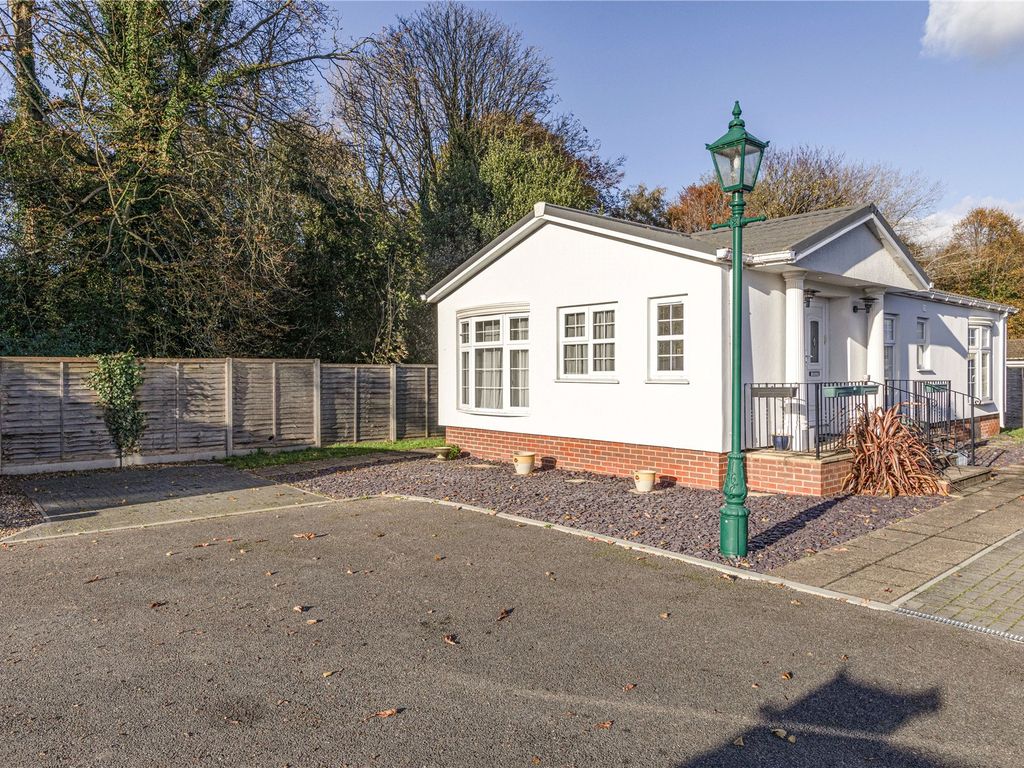 2 bed mobile/park home for sale in Meadowlands, Addlestone KT15, £