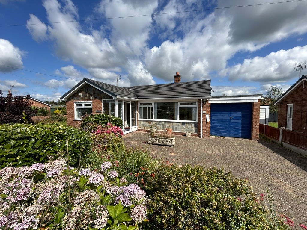 3 bed detached bungalow for sale in Caernarvon Road, Borras LL12, £