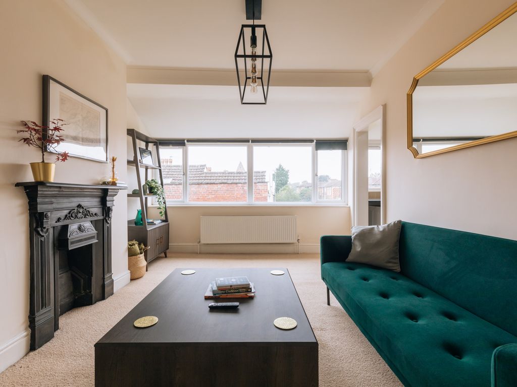 2 bed flat to rent in BrstAlm393 Alma Road, Bristol BS8. Bills