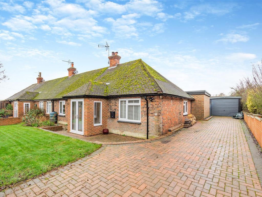 3 bed bungalow for sale in Redwall Lane, Linton, Maidstone ME17, £